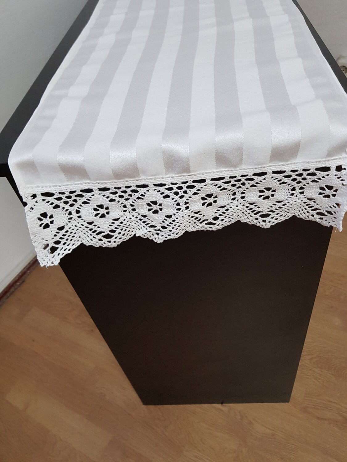 Traversa masa cu dantela impletita