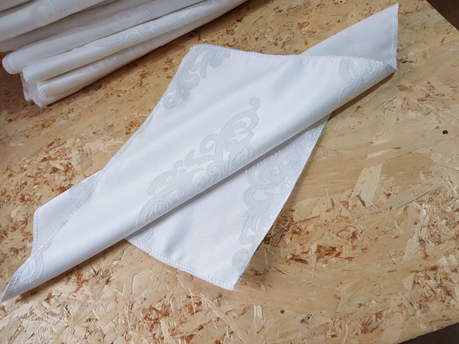 Servet brocart  30x30 cm alb