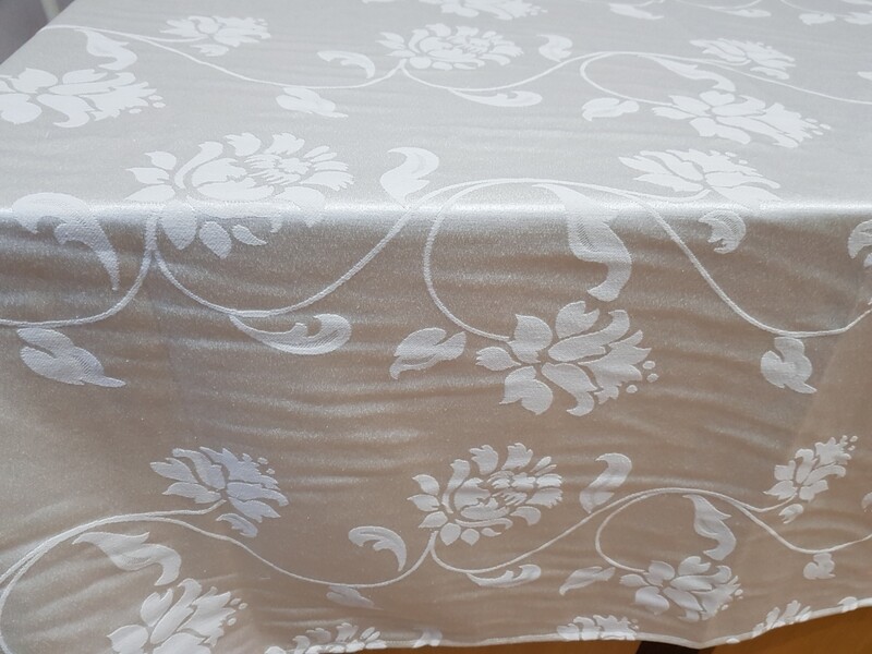 Fata masa damasc ivory model bujori Fata masa damasc ivory model bujori