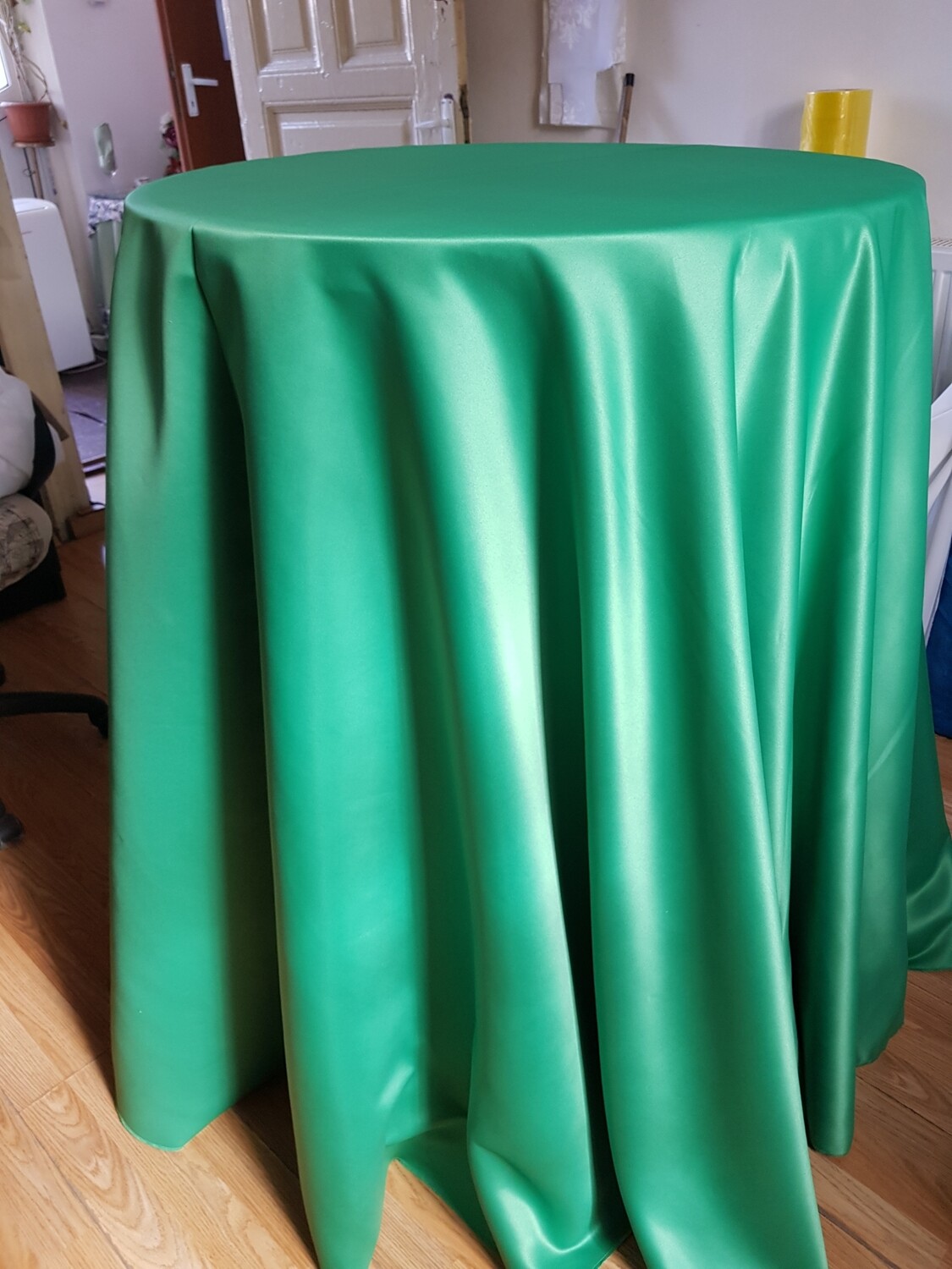 Fata masa rotunda  brocart verde iarbă