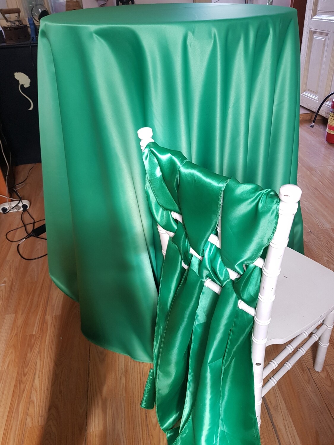 Fata masa rotunda  brocart verde iarbă