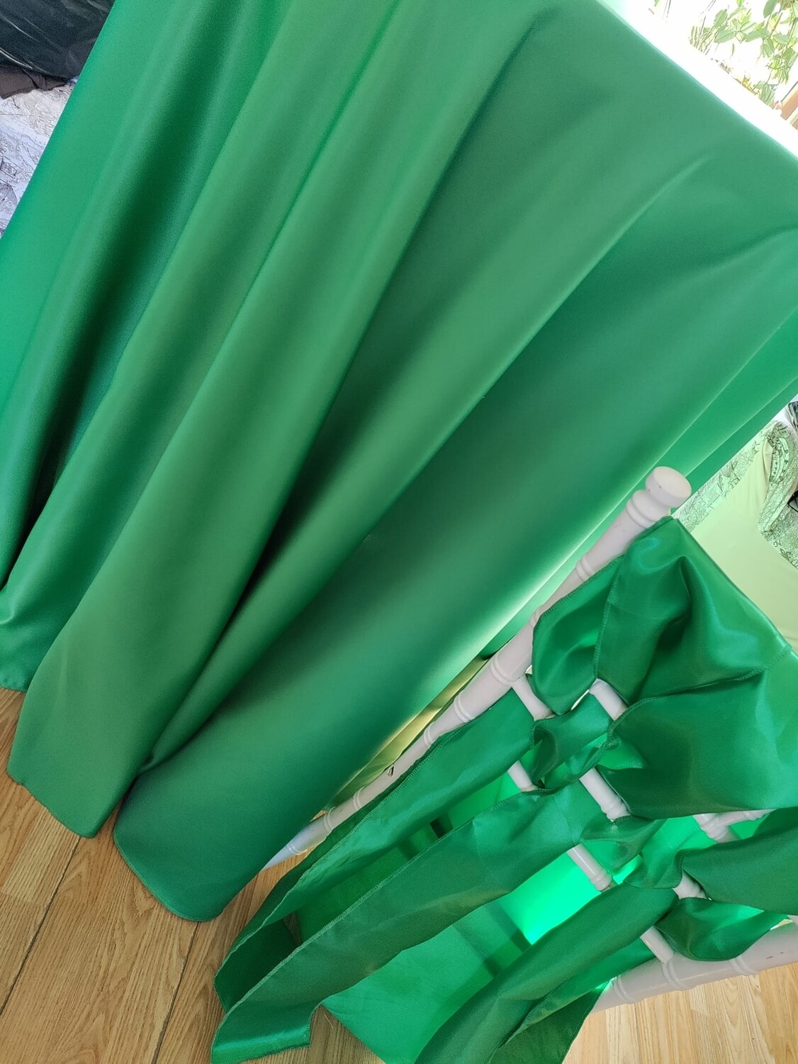 Fata masa rotunda  brocart verde iarbă