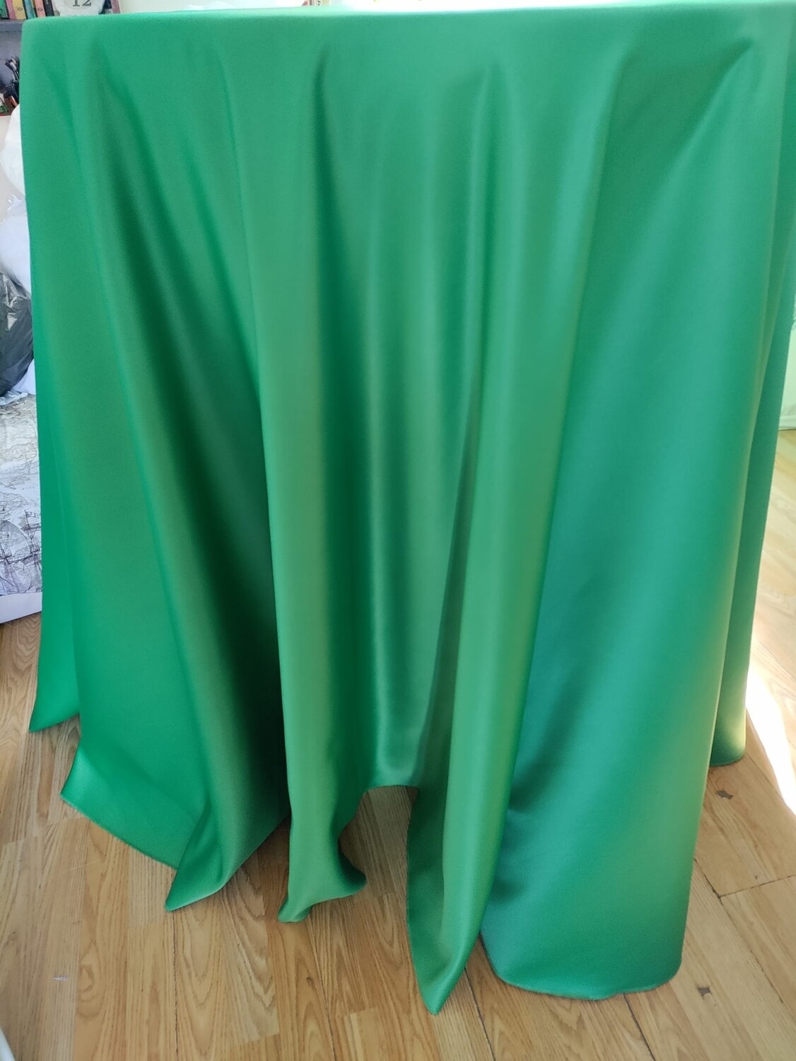 Fata masa rotunda diametrul 290 cm, brocard verde