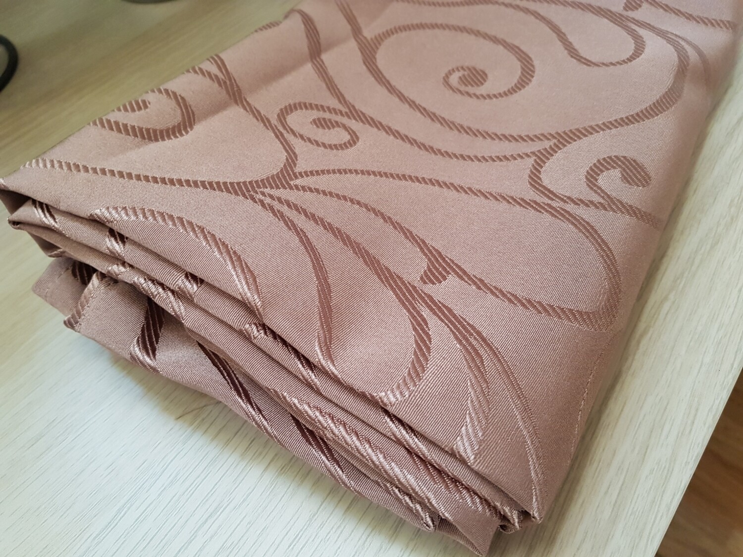 Fata masa 140x140 cm brocard maro deschis