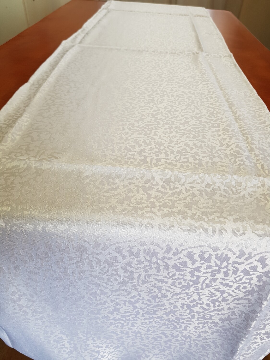Traversa masă brocart alb, model marmură