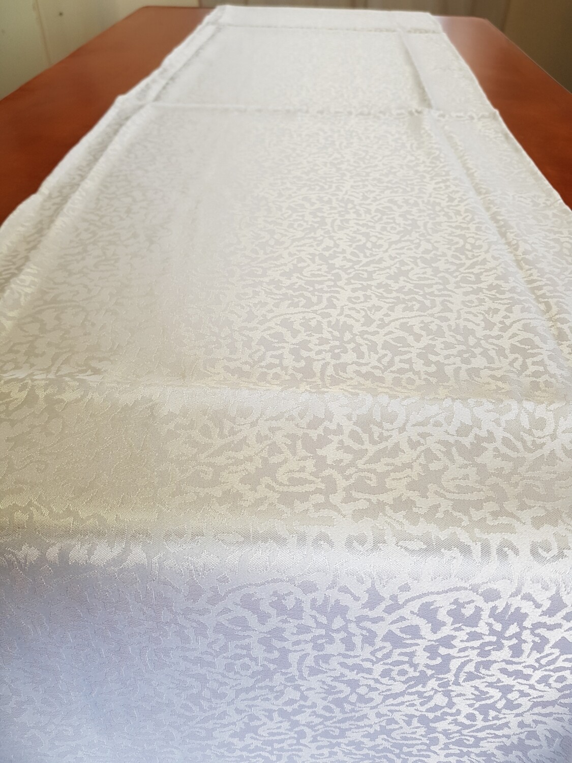 Traversa masă brocart alb, model marmură