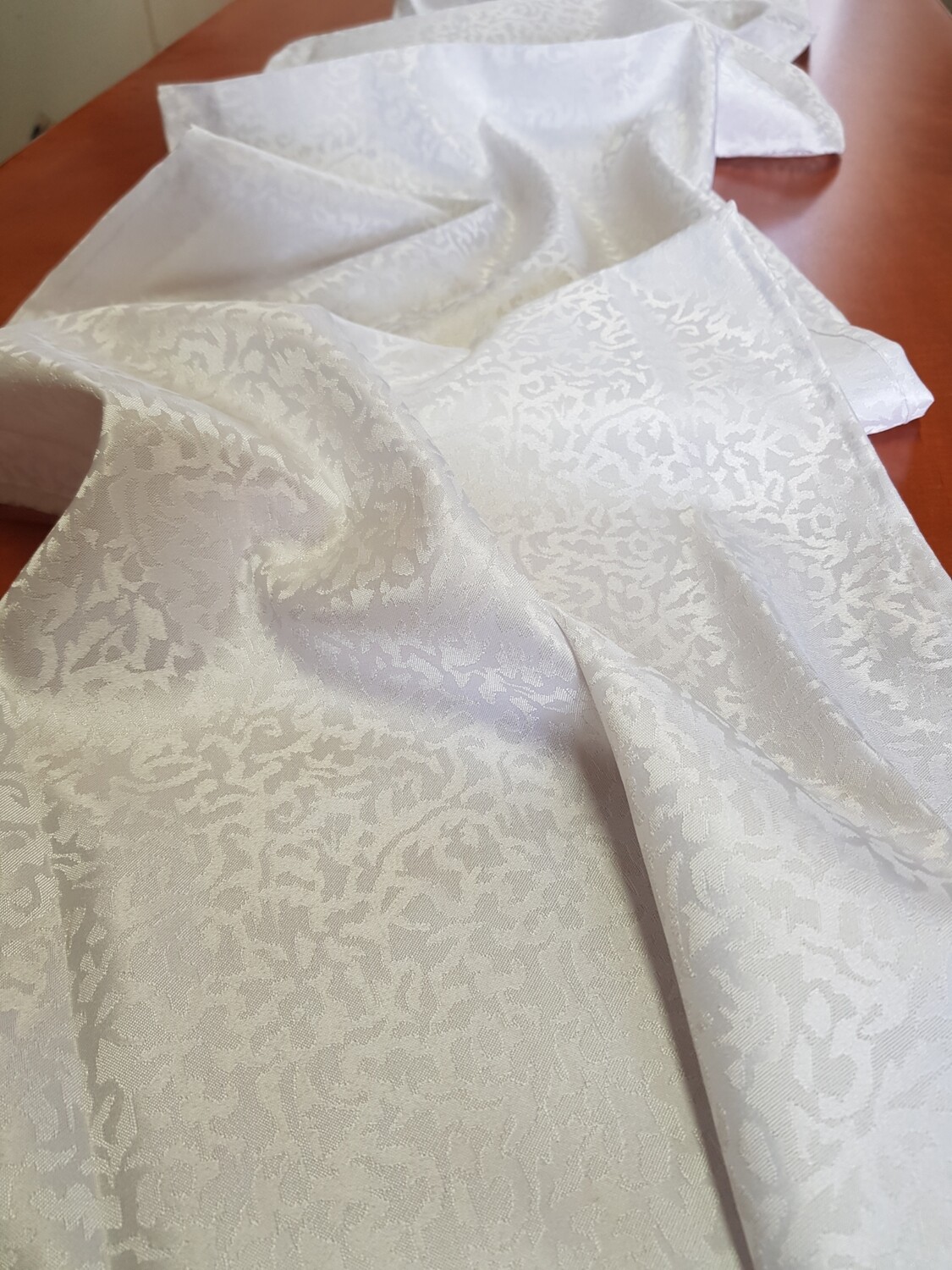 Traversa masă brocart alb, model marmură
