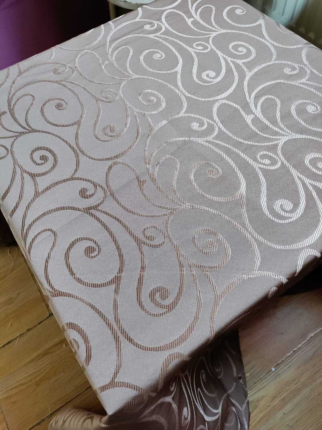 Fata masa 125x135 cm brocart maro deschis