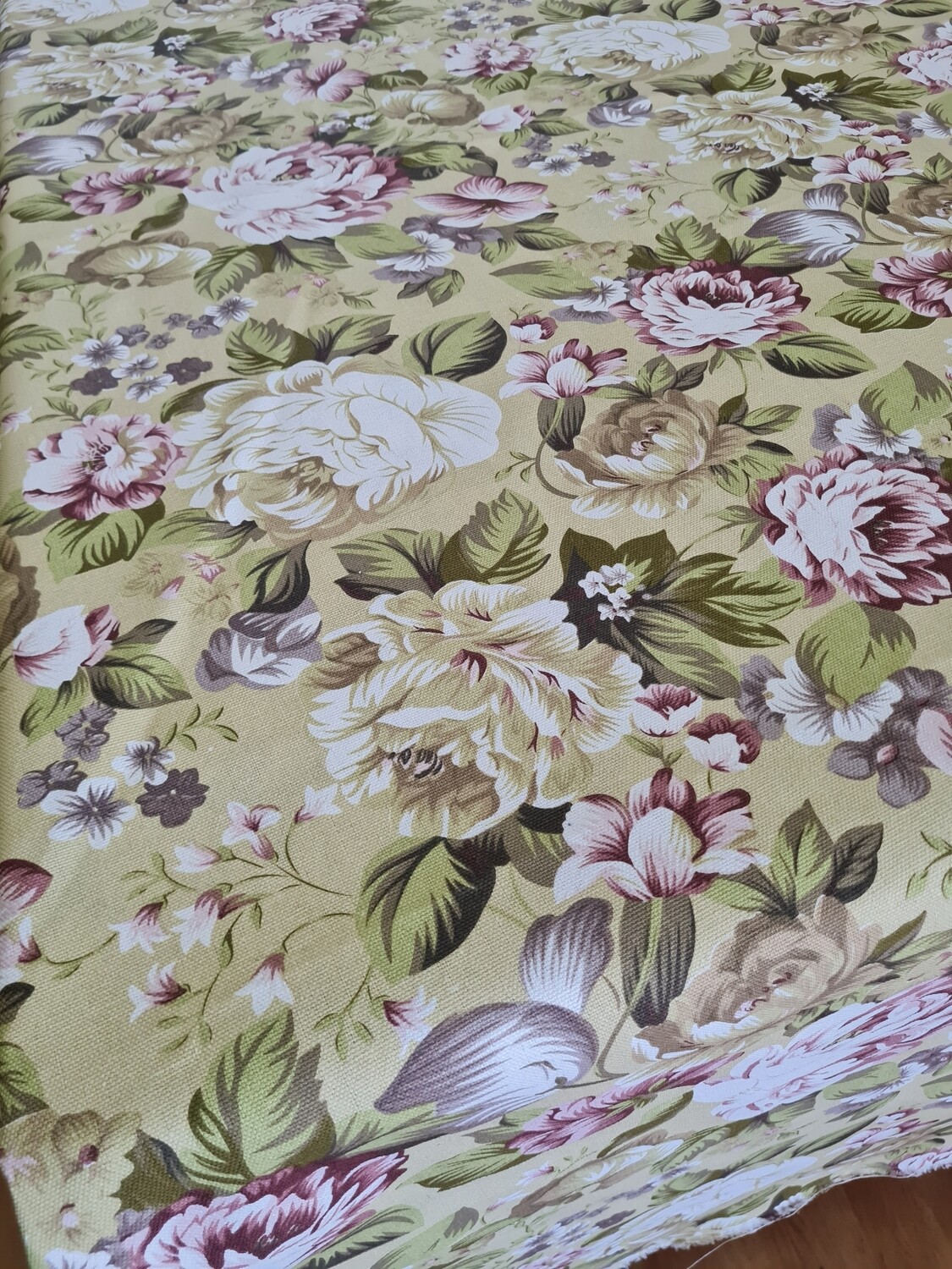 Fata masa bej cu flori