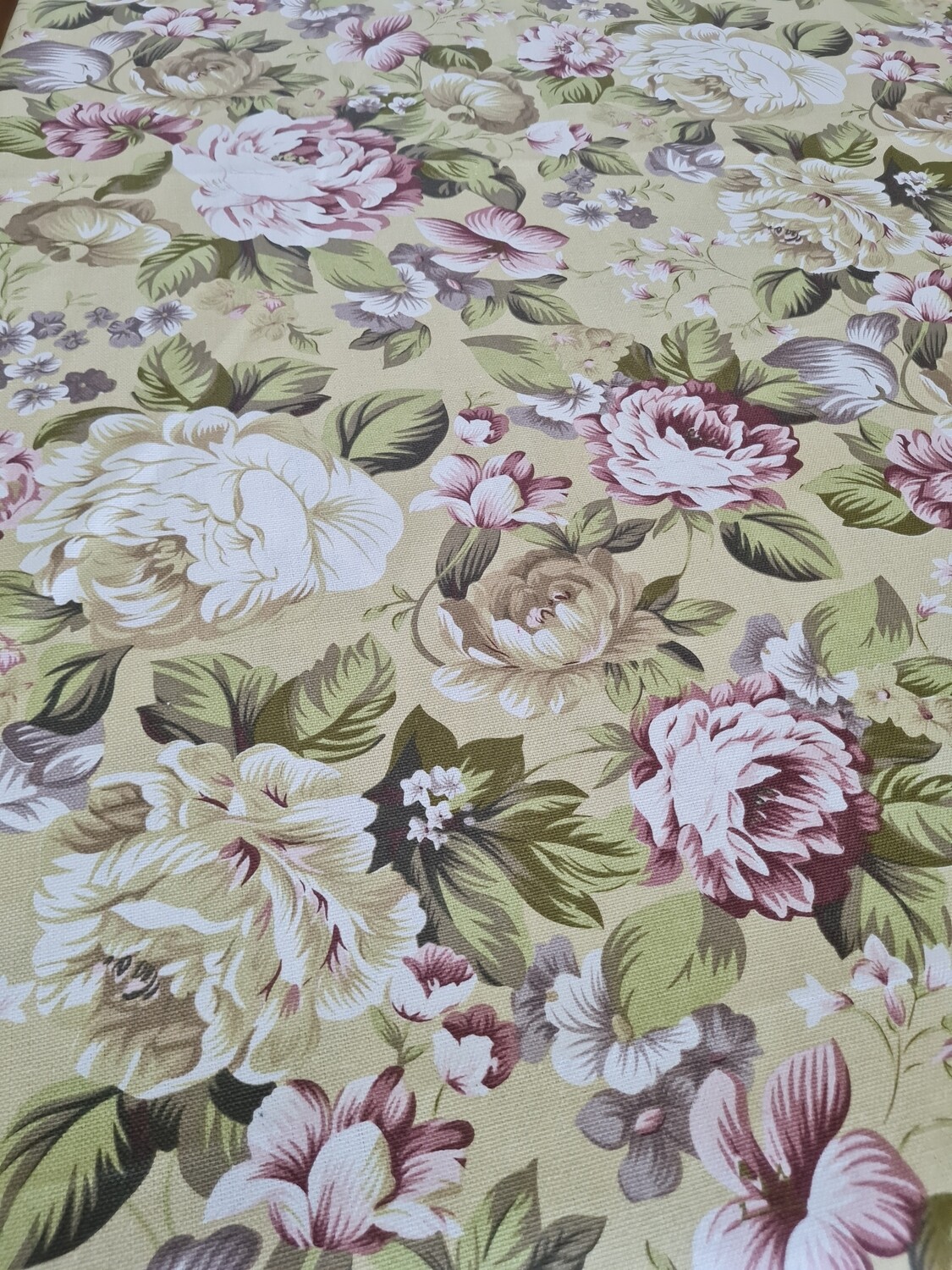 Fata masa bej cu flori