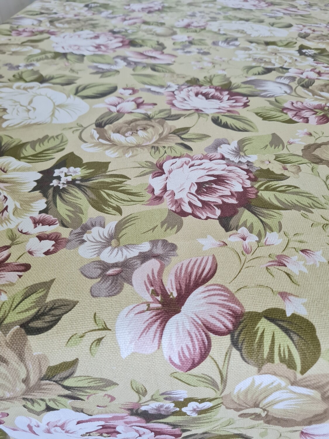Fata masa bej cu flori