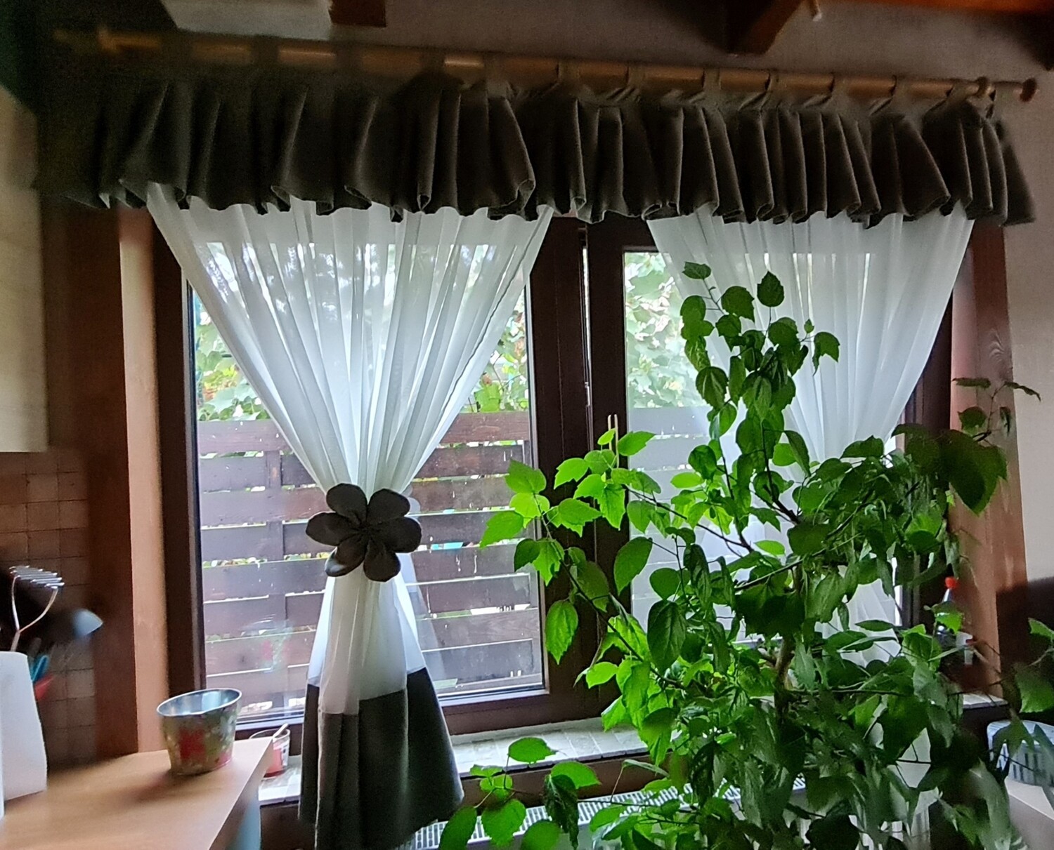 Perdea scurtă in tonuri gri-verde pal