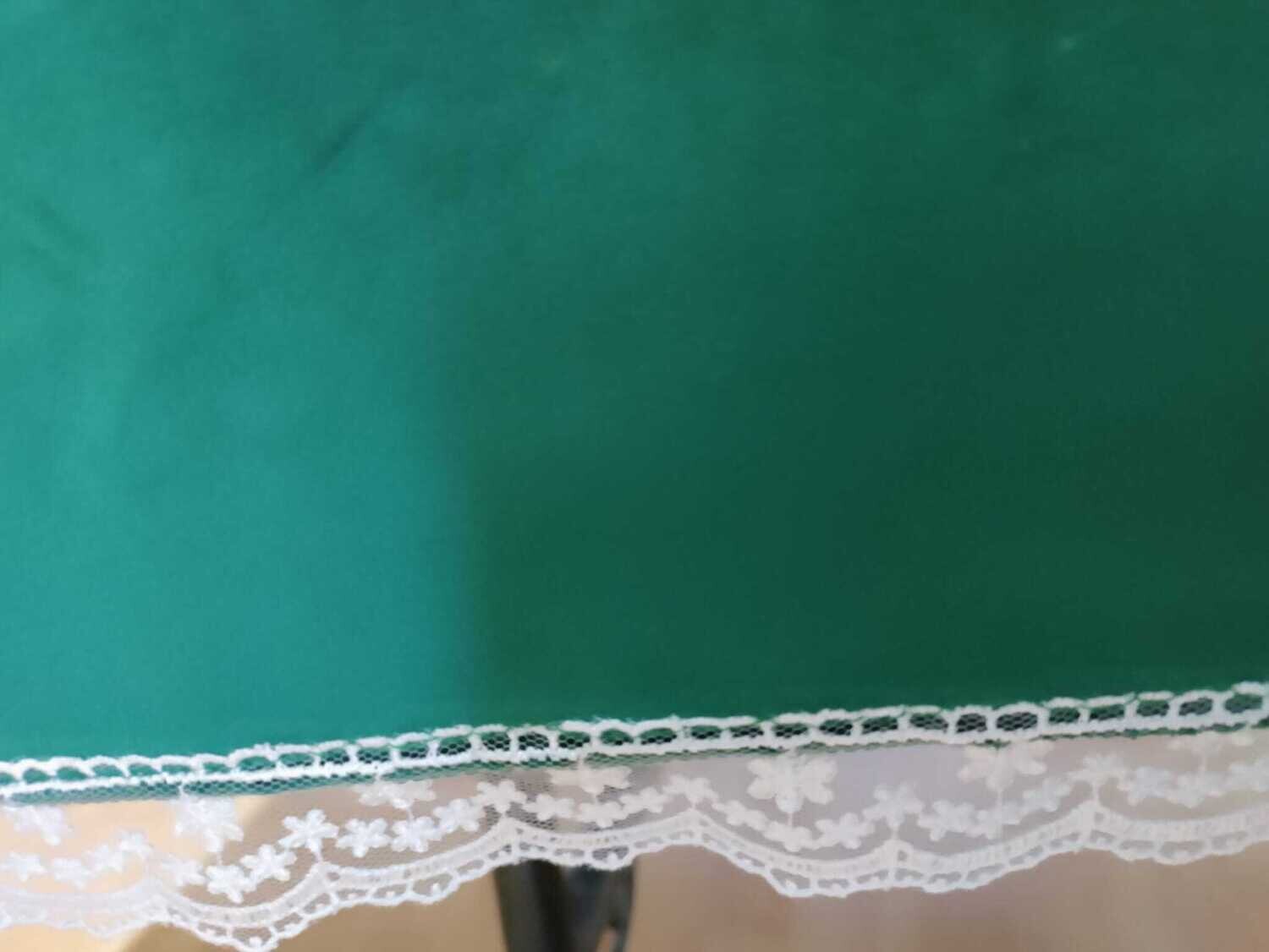 Fata masa catifea fixa verde inchis cu bordura dantelă  ivory