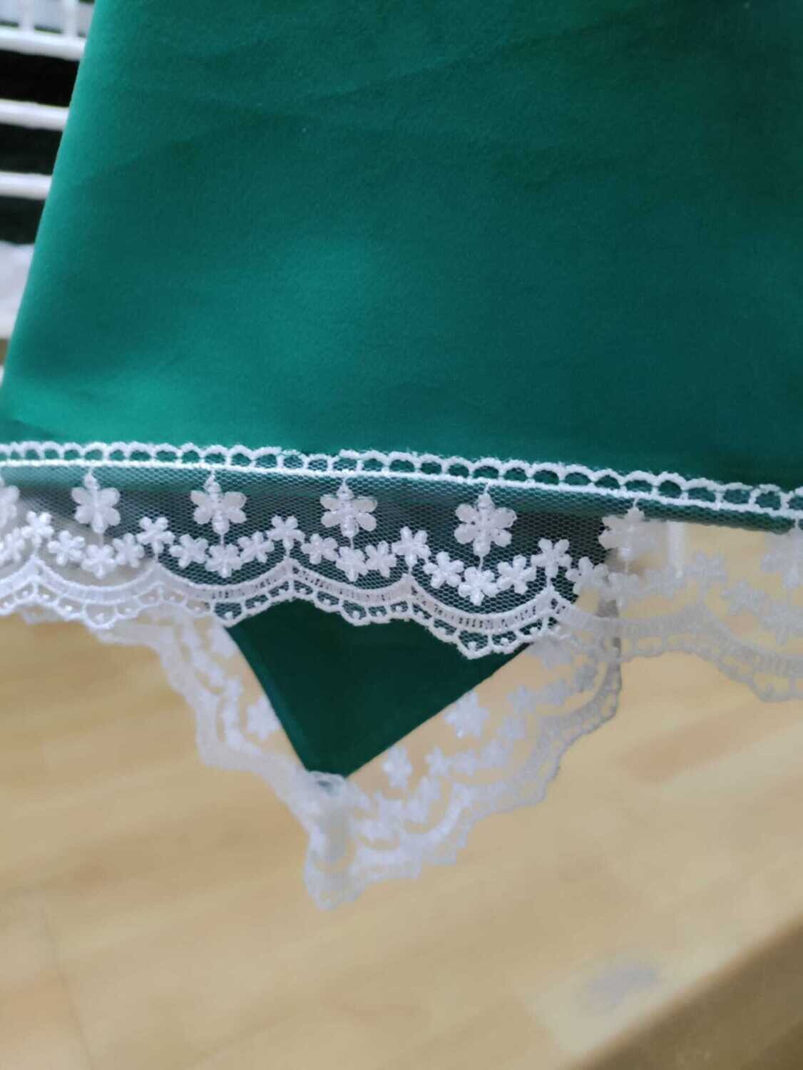 Fata masa catifea fixa verde inchis cu bordura dantelă  ivory