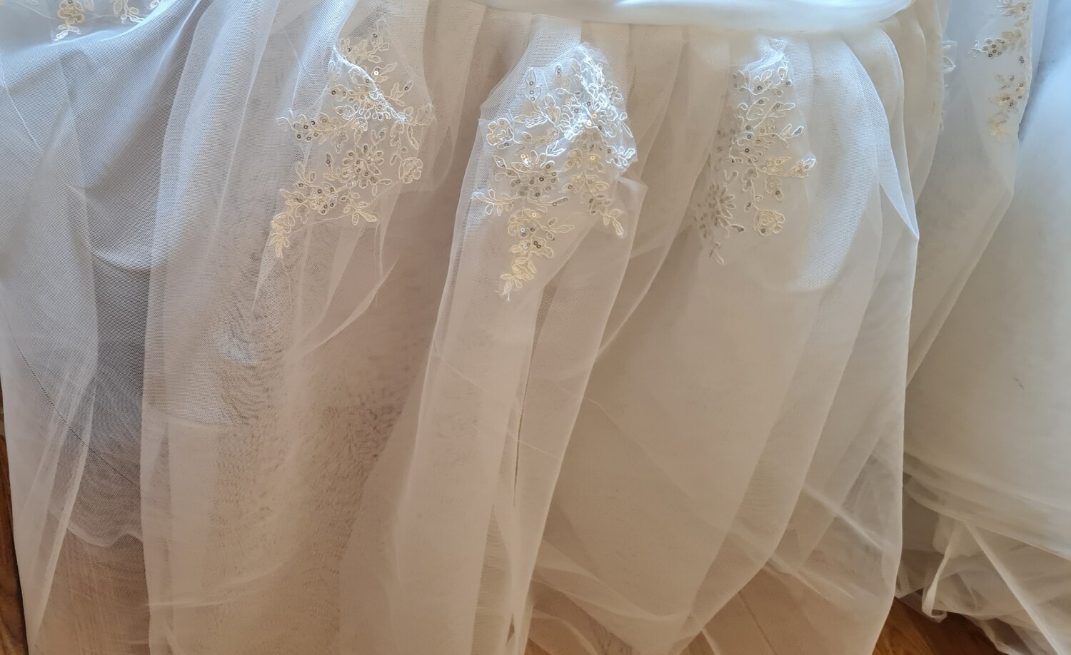 Fustă masă tulle construcție cu aplicații dantelă
