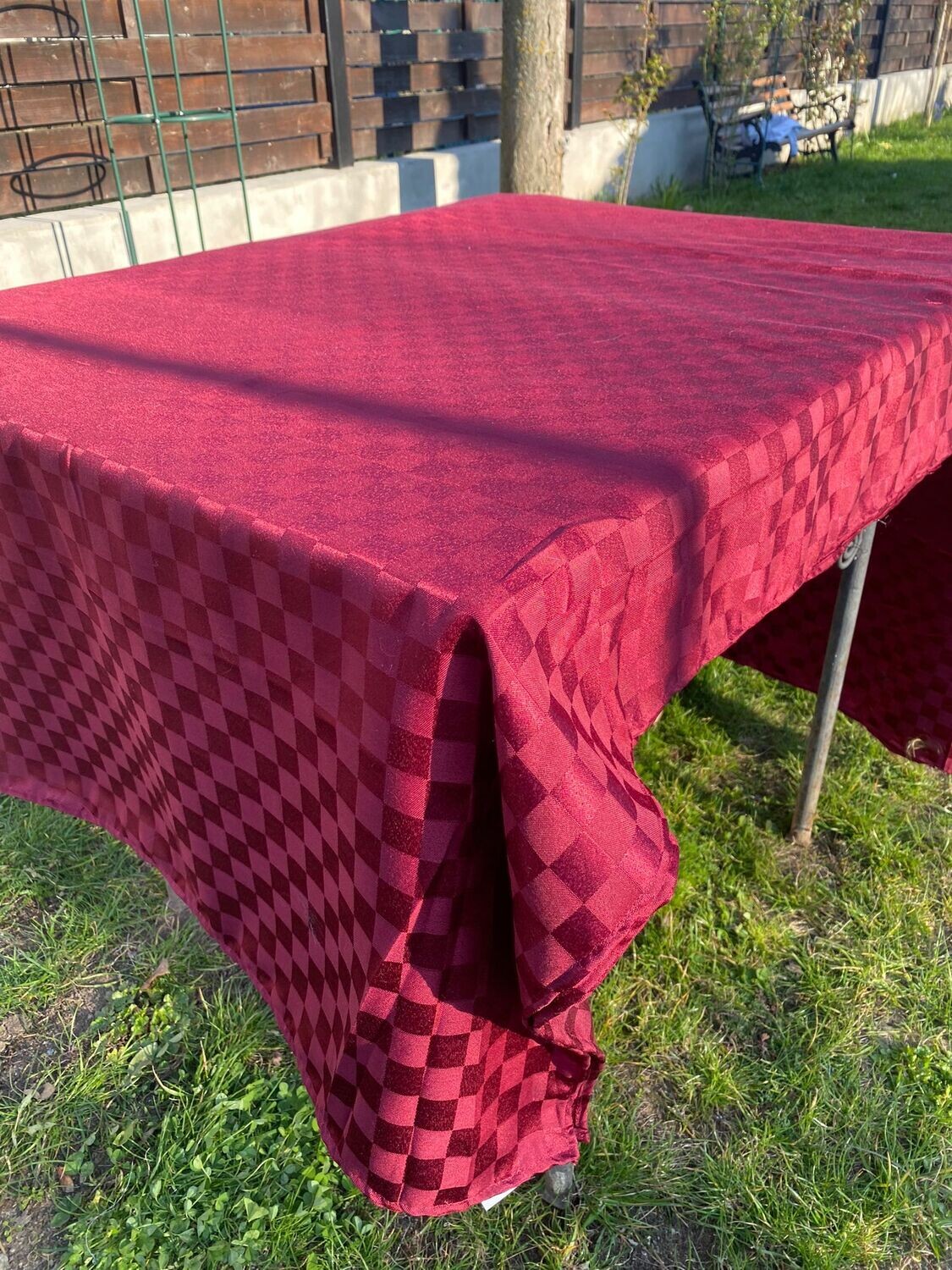 Fețe masă 200x215 cm , brocart vișiniu, patrațele