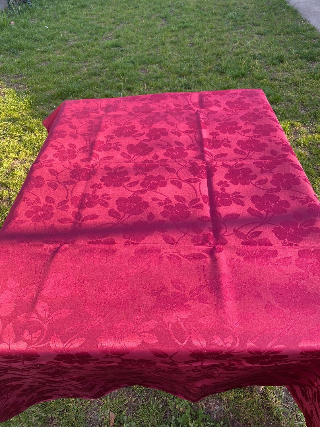 Față masă brocart burgundy, model floral
