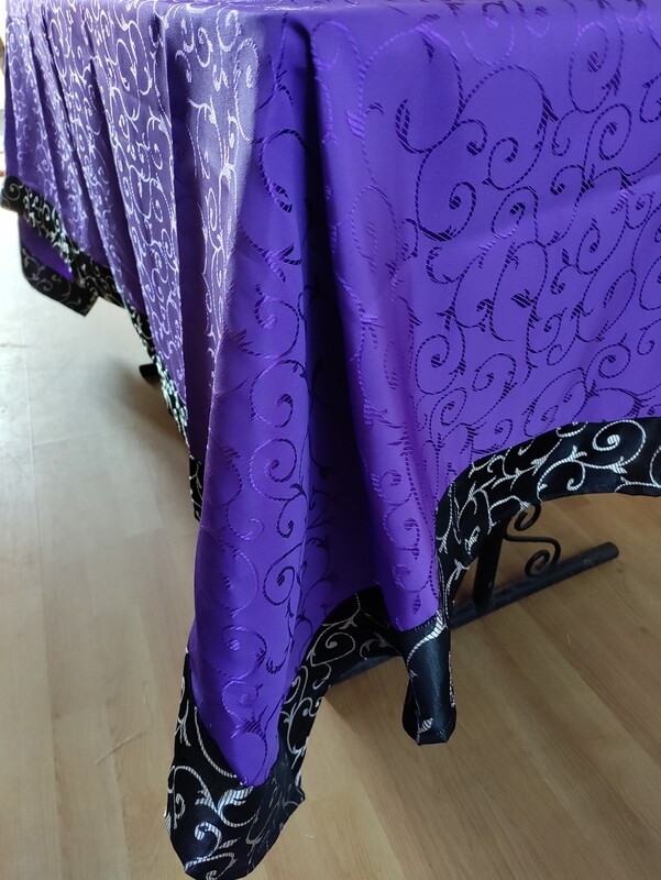 Fata masa brocart mov cu bordura negru si argintiu