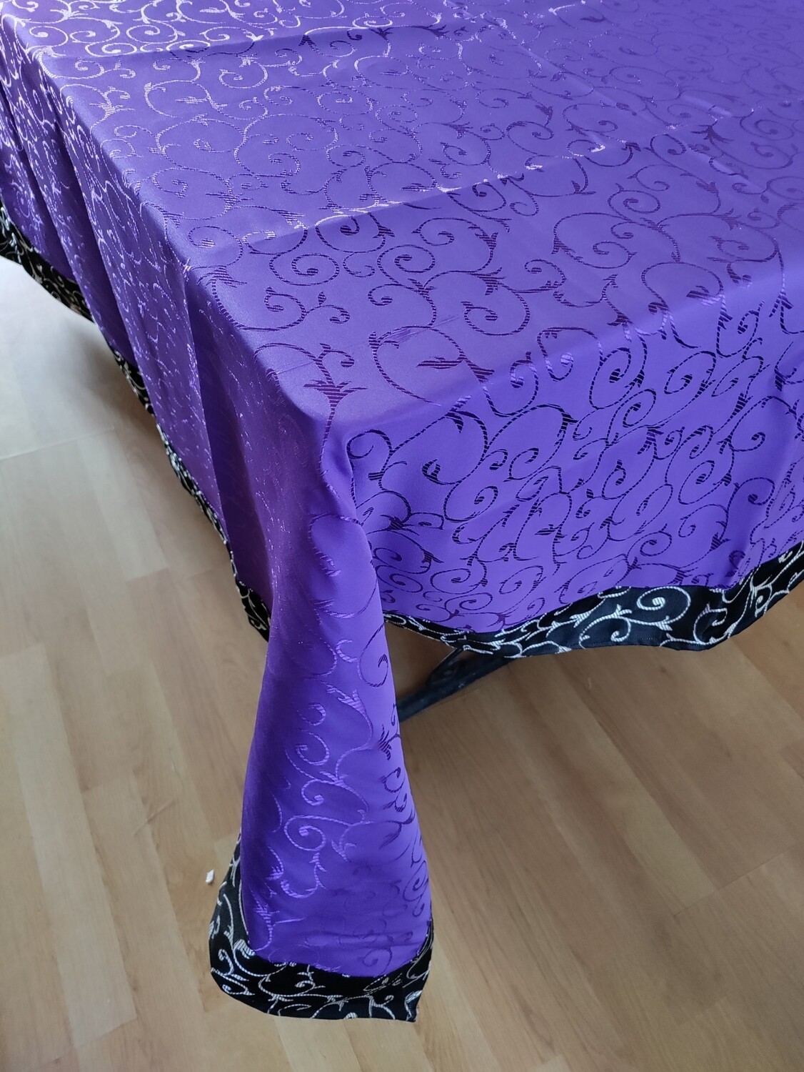 Fata masa brocart mov cu bordura negru si artintiu