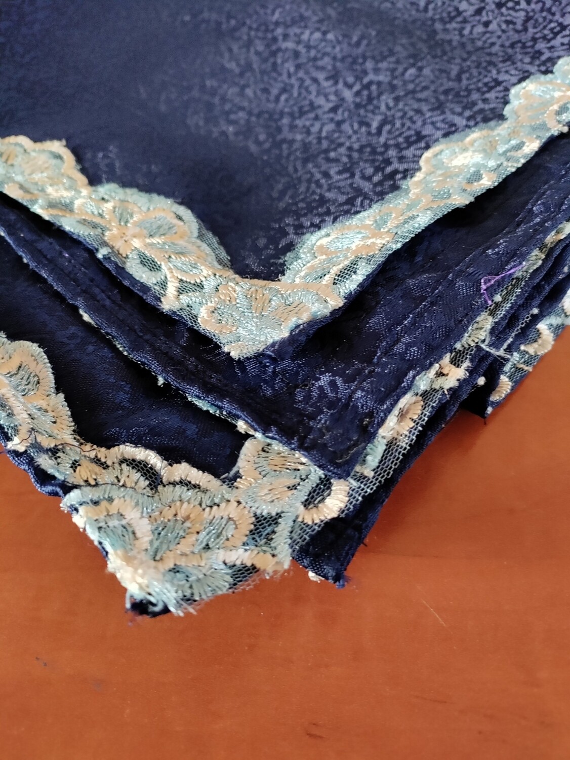 Fata de masă bleumarin cu dantelă