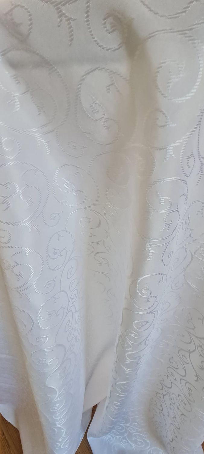 Față de masă brocart alb ”melci mici”