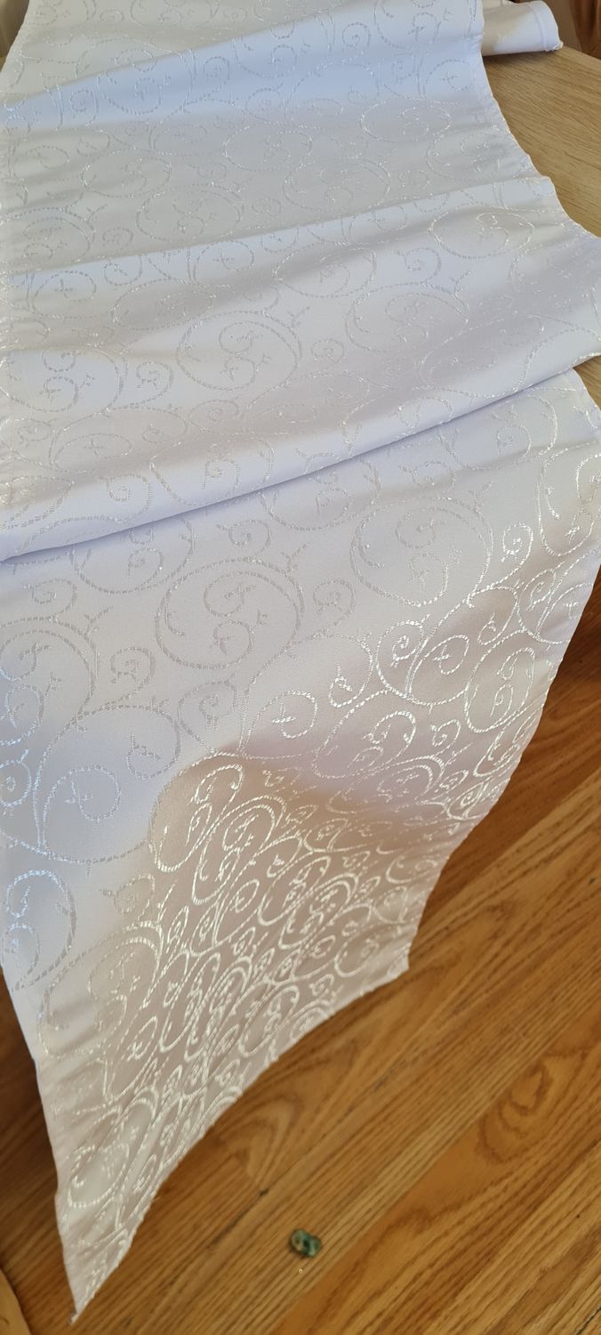 Pachet 8 traverse masă 33x195 cm, brocart alb (”melci” mici)