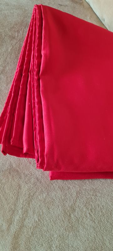 Față masă roșie țesătură tip brocart satinat Față masă roșie țesătură tip brocart satinat