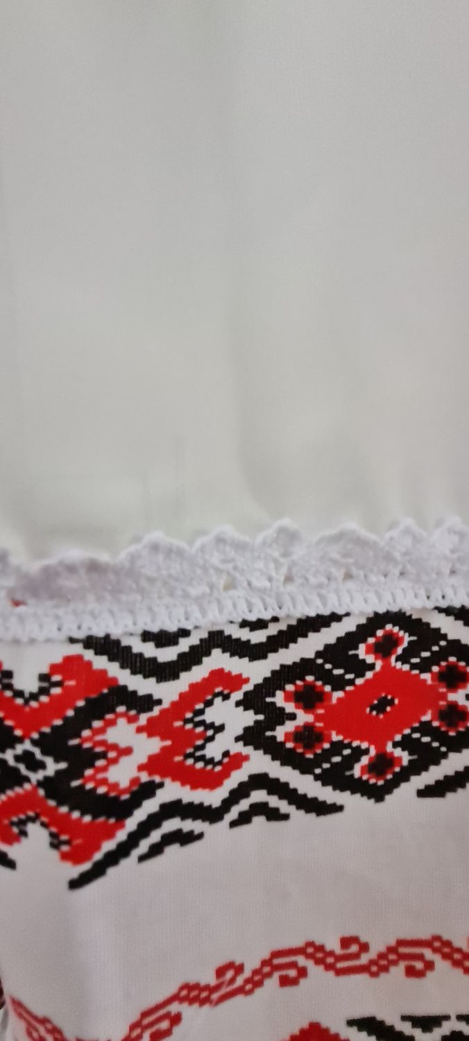 Perdea scurta alb, rosu, ivory (motive tradiționale)