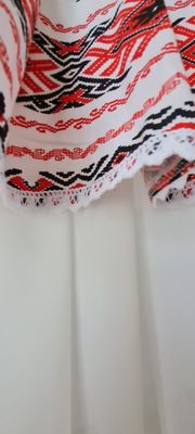 Perdea scurta alb, rosu, ivory (motive tradiționale)