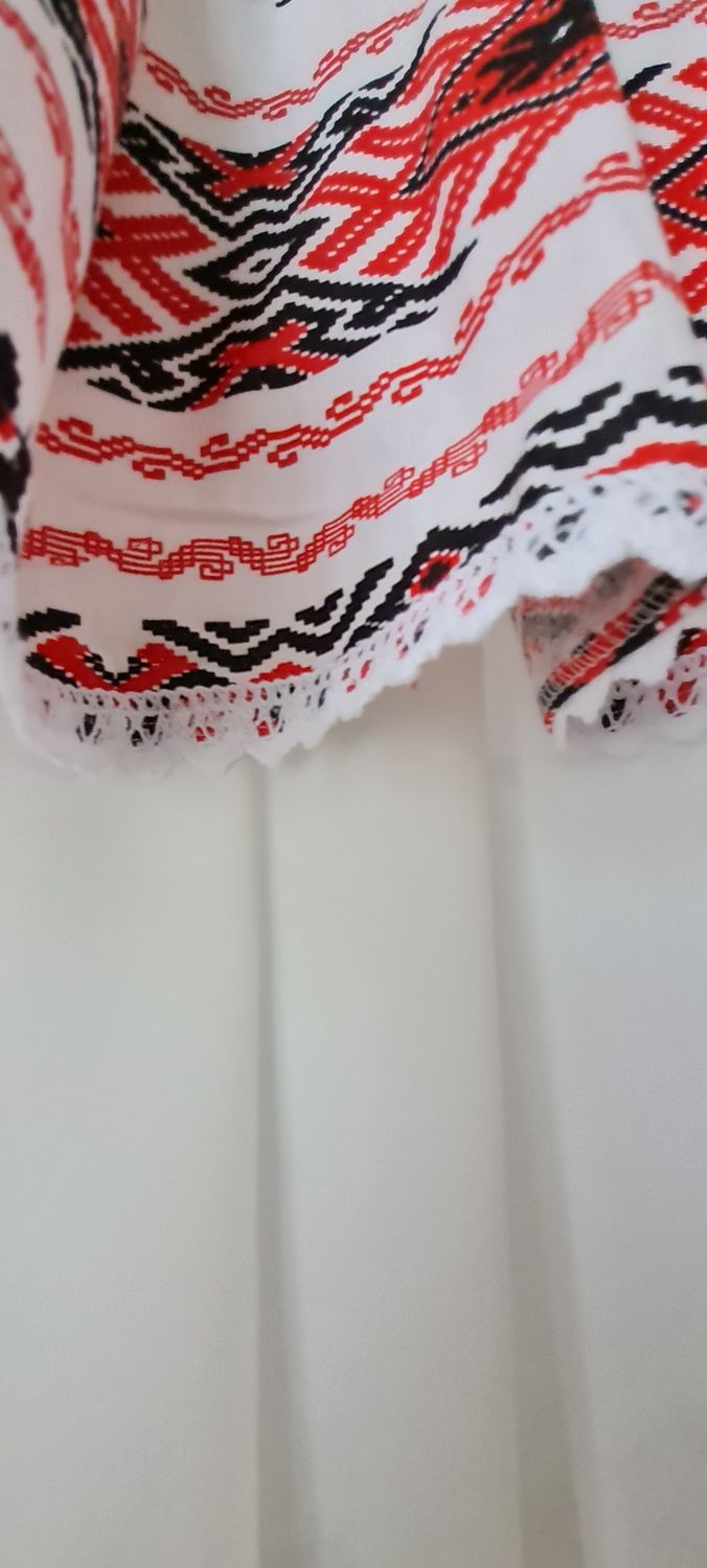 Perdea scurta alb, rosu, ivory (motive tradiționale)