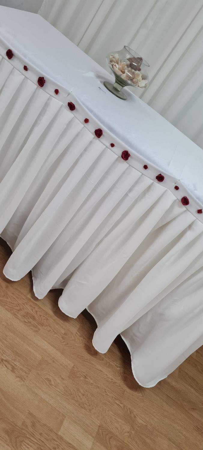 Fustă masă voal ivory si trandafiri visinii