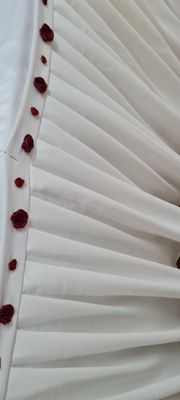 Fustă masă voal ivory si trandafiri visinii