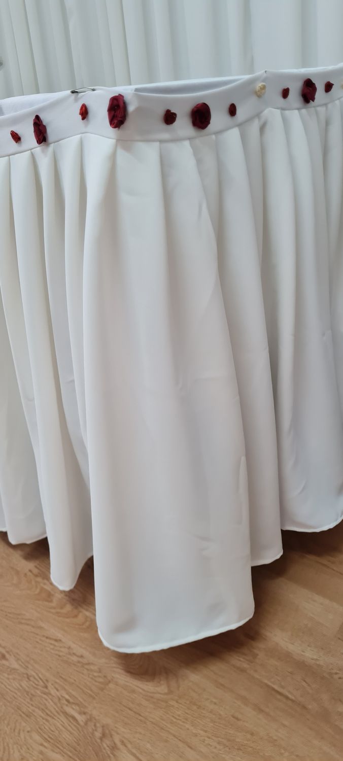 Fustă masă voal ivory si trandafiri visinii