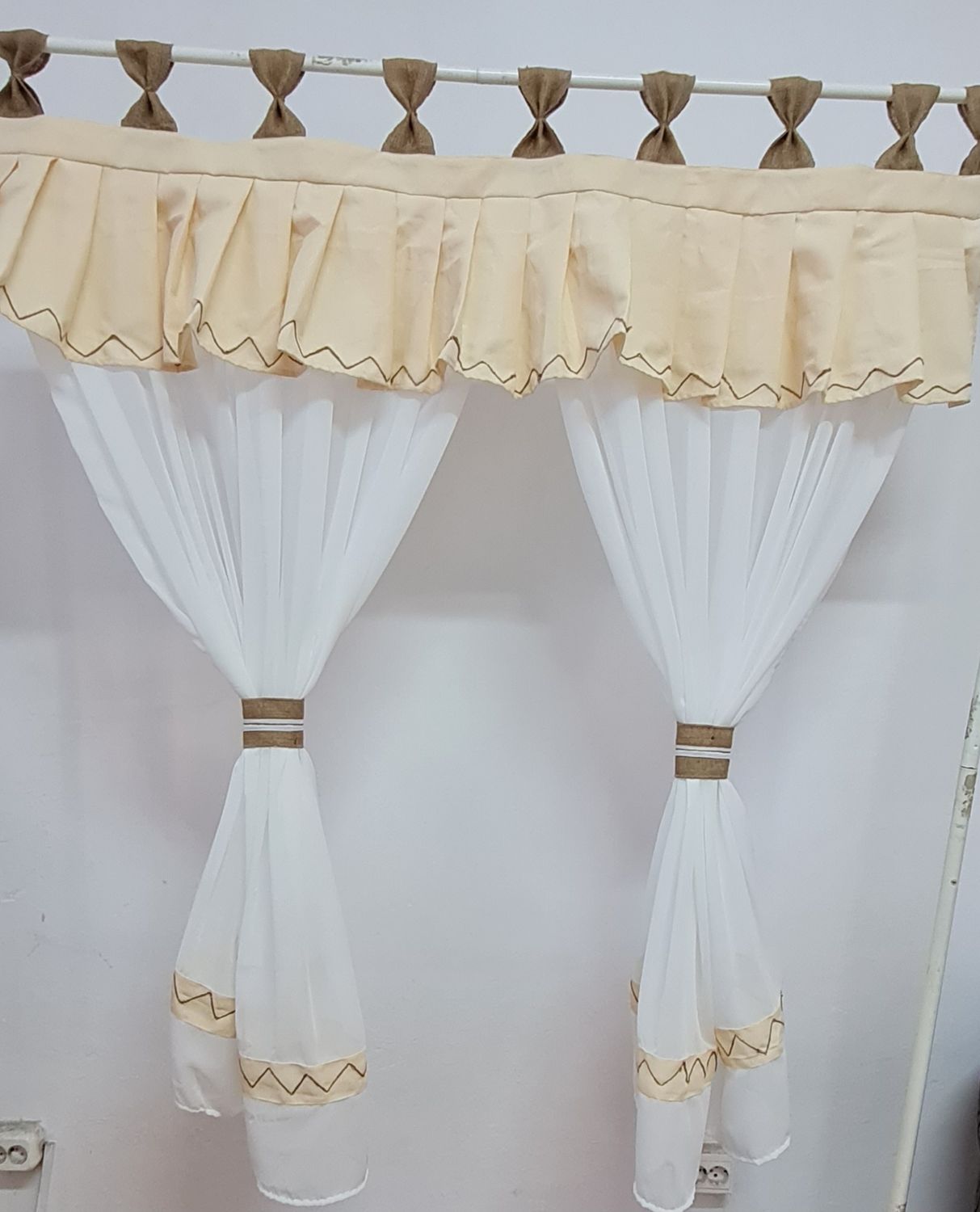 Perdea crem și pânză sac
