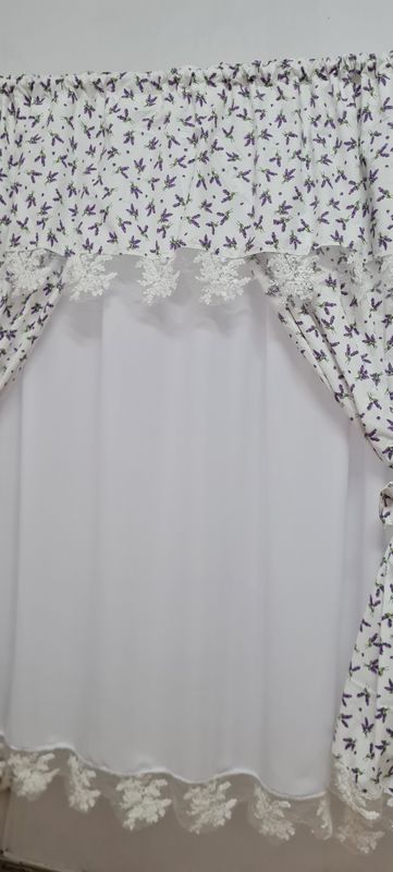 Perdea lavanda și dantelă