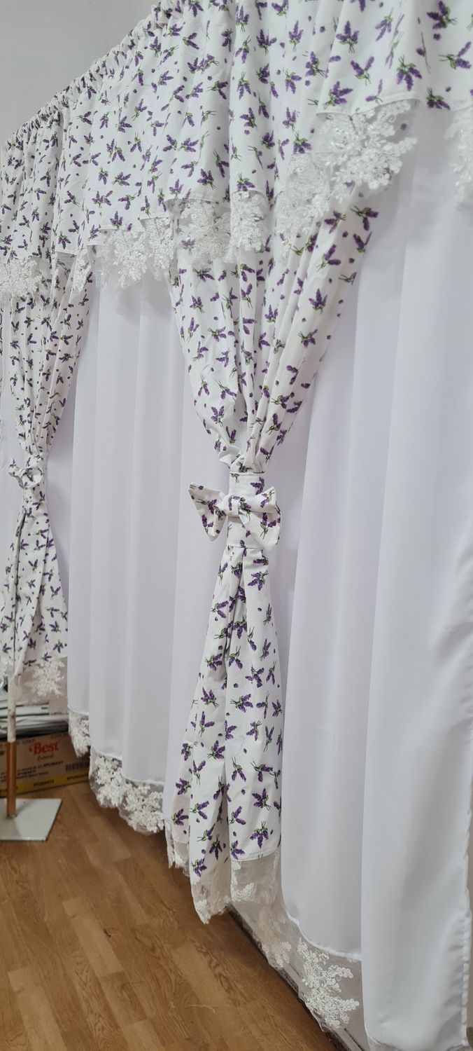 Perdea lavanda și dantelă