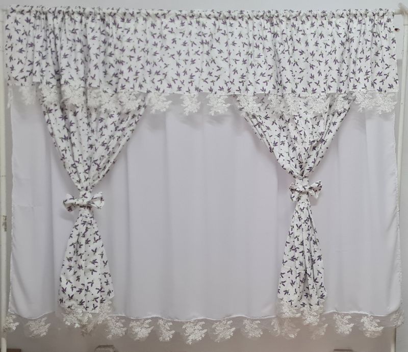 Perdea lavanda și dantelă