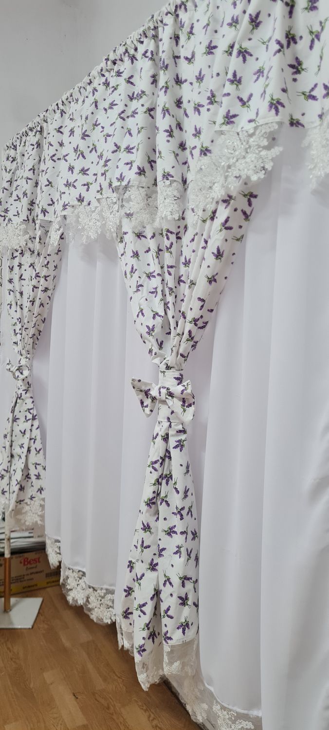 Perdea lavanda și dantelă
