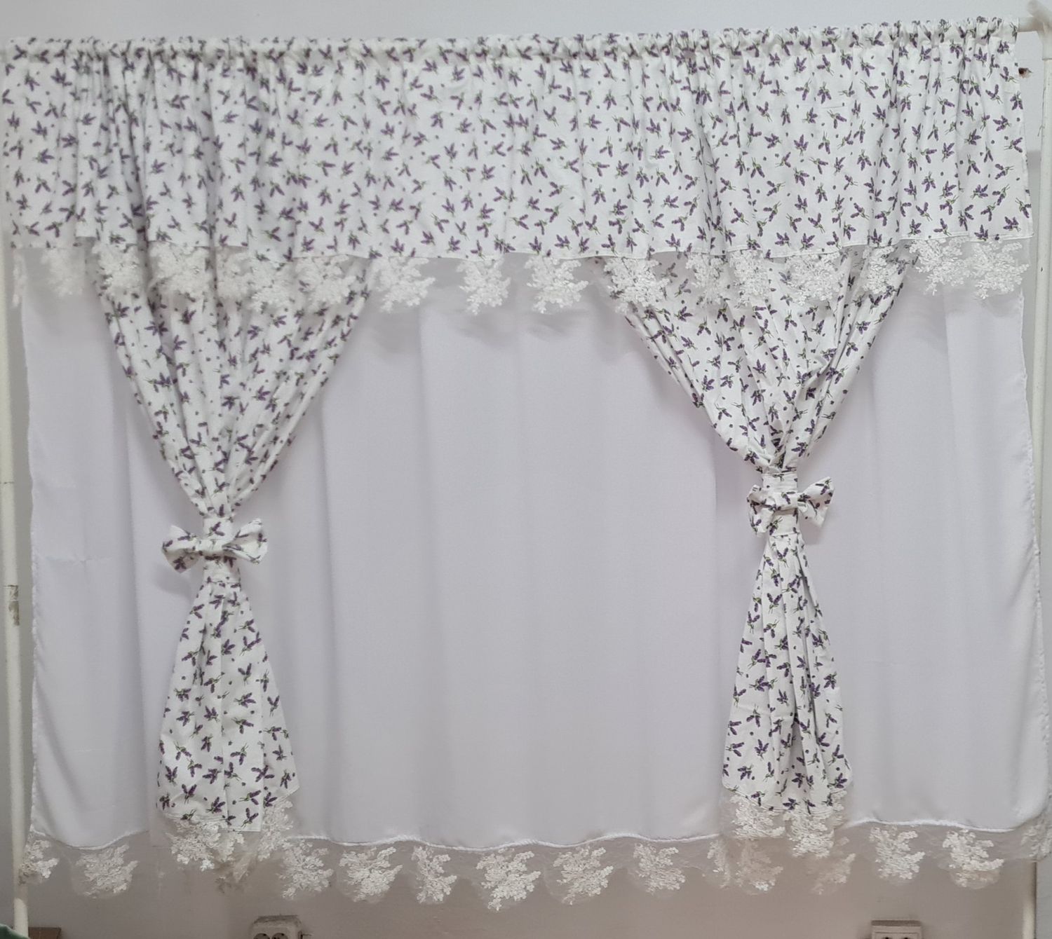 Perdea lavanda și dantelă