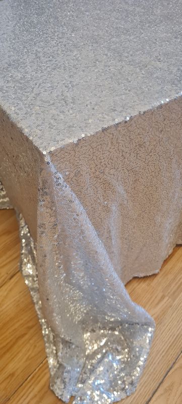 Față de masă paiete argintii