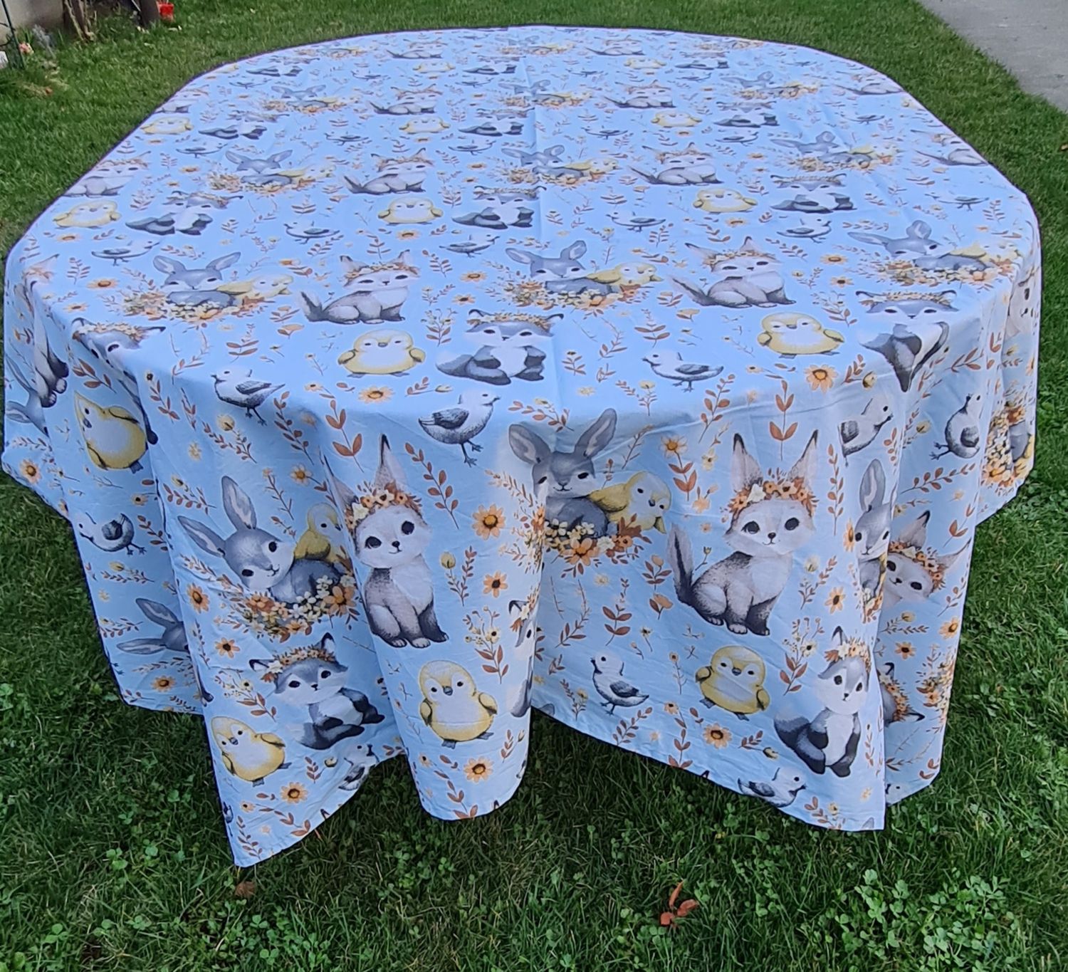 Față de masă sărbători Pascale, fundal bleu