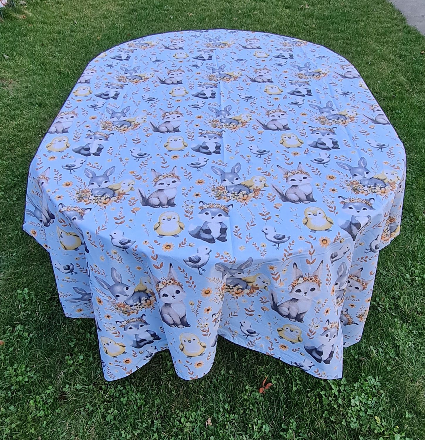 Față de masă sărbători Pascale, fundal bleu