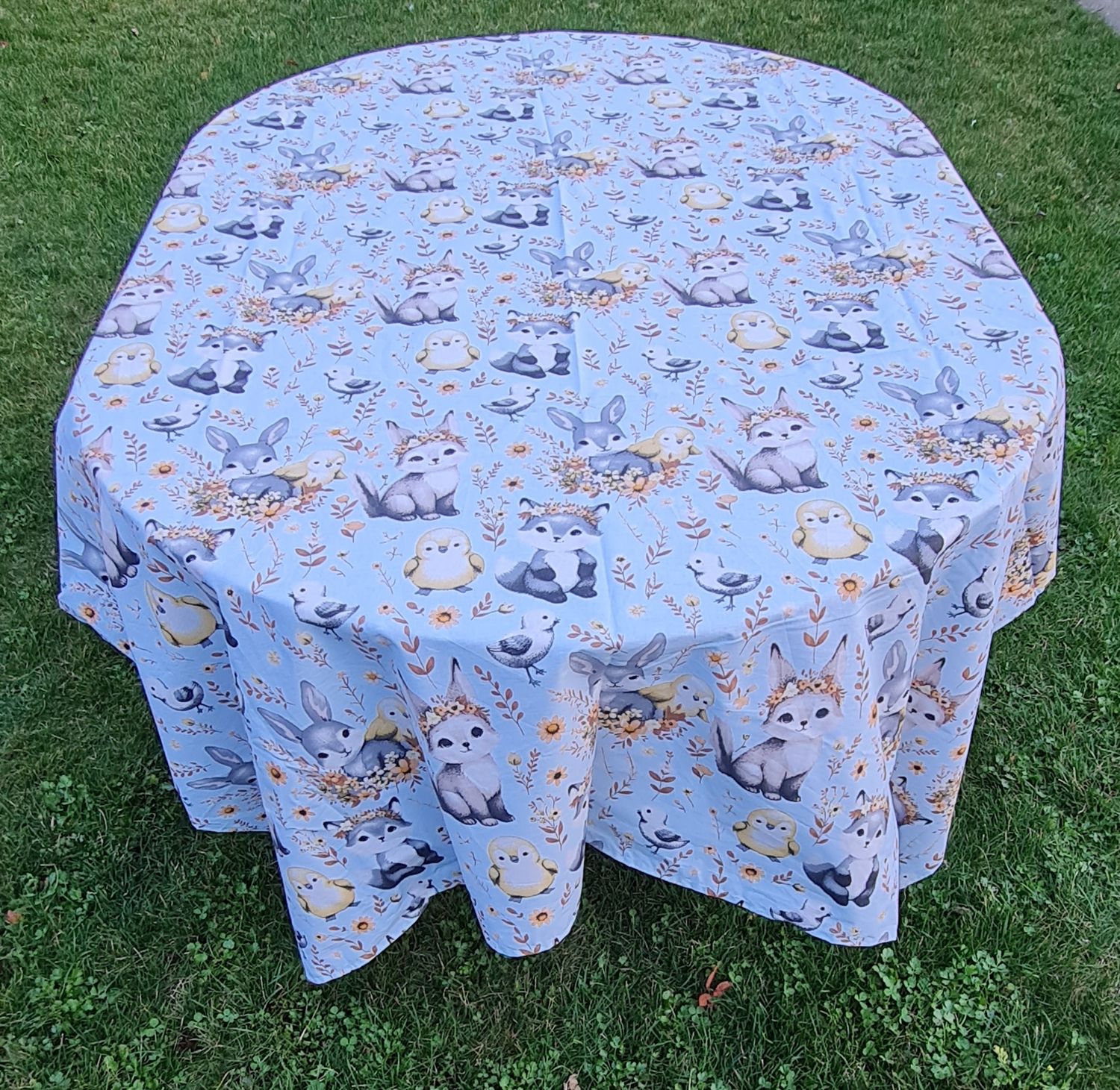 Față de masă sărbători Pascale, fundal bleu