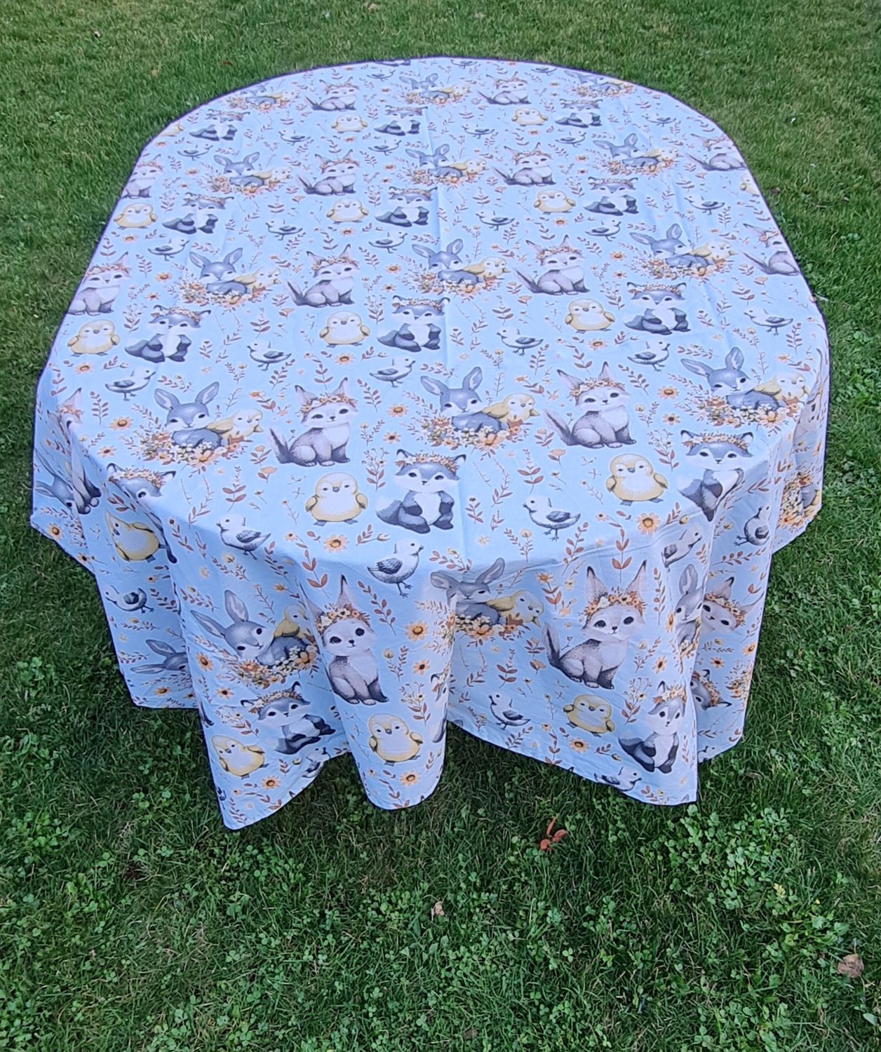 Față de masă sărbători Pascale, fundal bleu