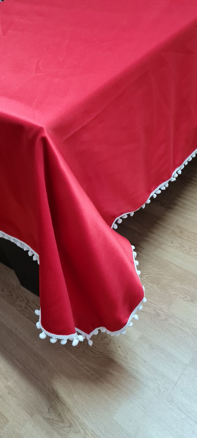 Față masă brocart roșu cu dantelă brodată