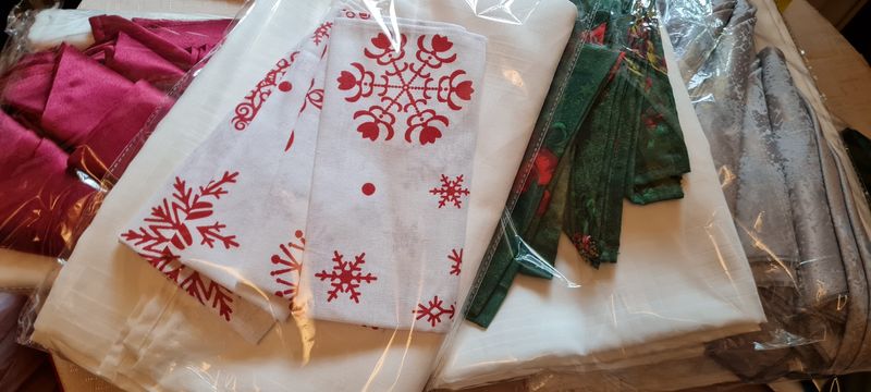 Set masă 4 persoane ( conține 5 piese)