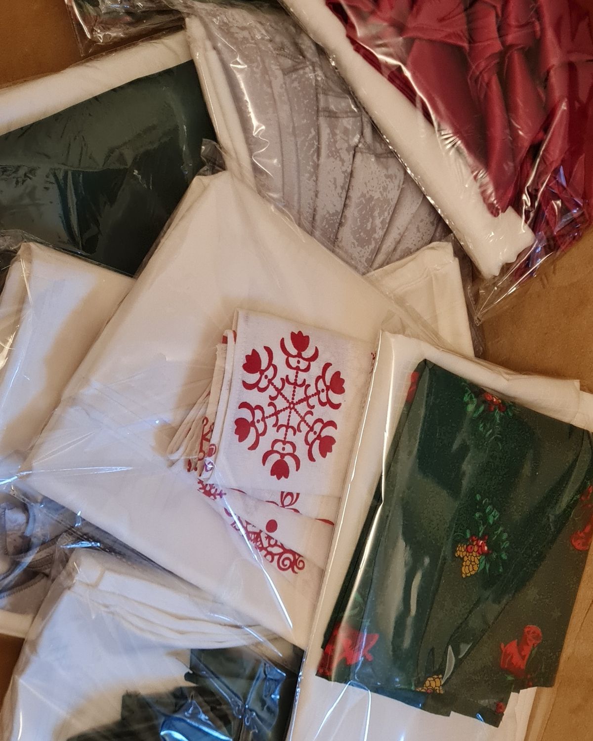 Set masă 8 persoane ( conține 10  piese)