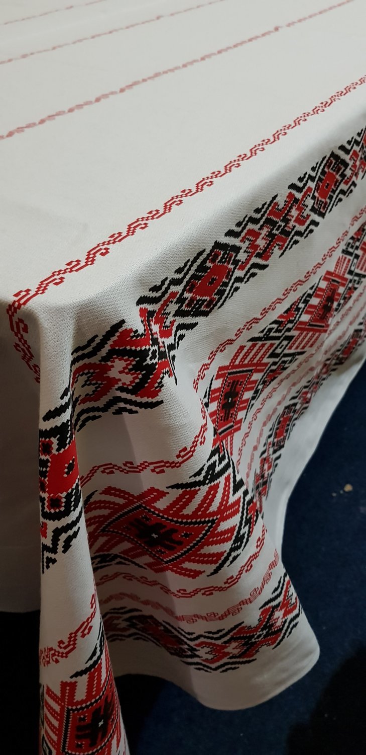 Fata masa cu motive traditionale (rustice) alb si rosu