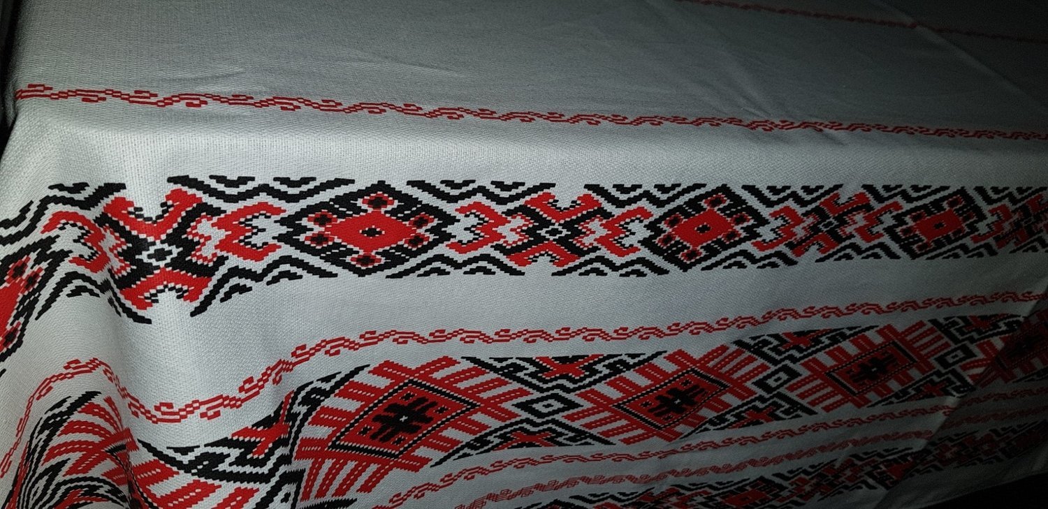 Fata masa cu motive traditionale (rustice) alb si rosu