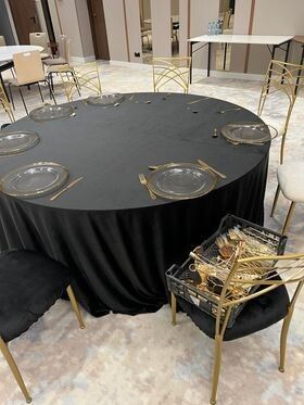 Fețe de masă negre din catifea elastică– eleganță premium pentru evenimente speciale